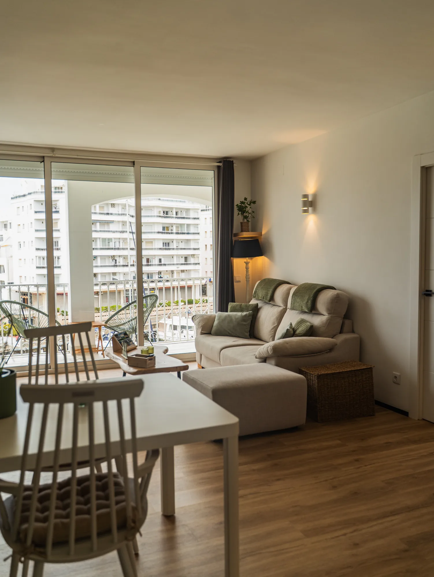 Salon lumineux de l'appartement avec vue sur le balcon