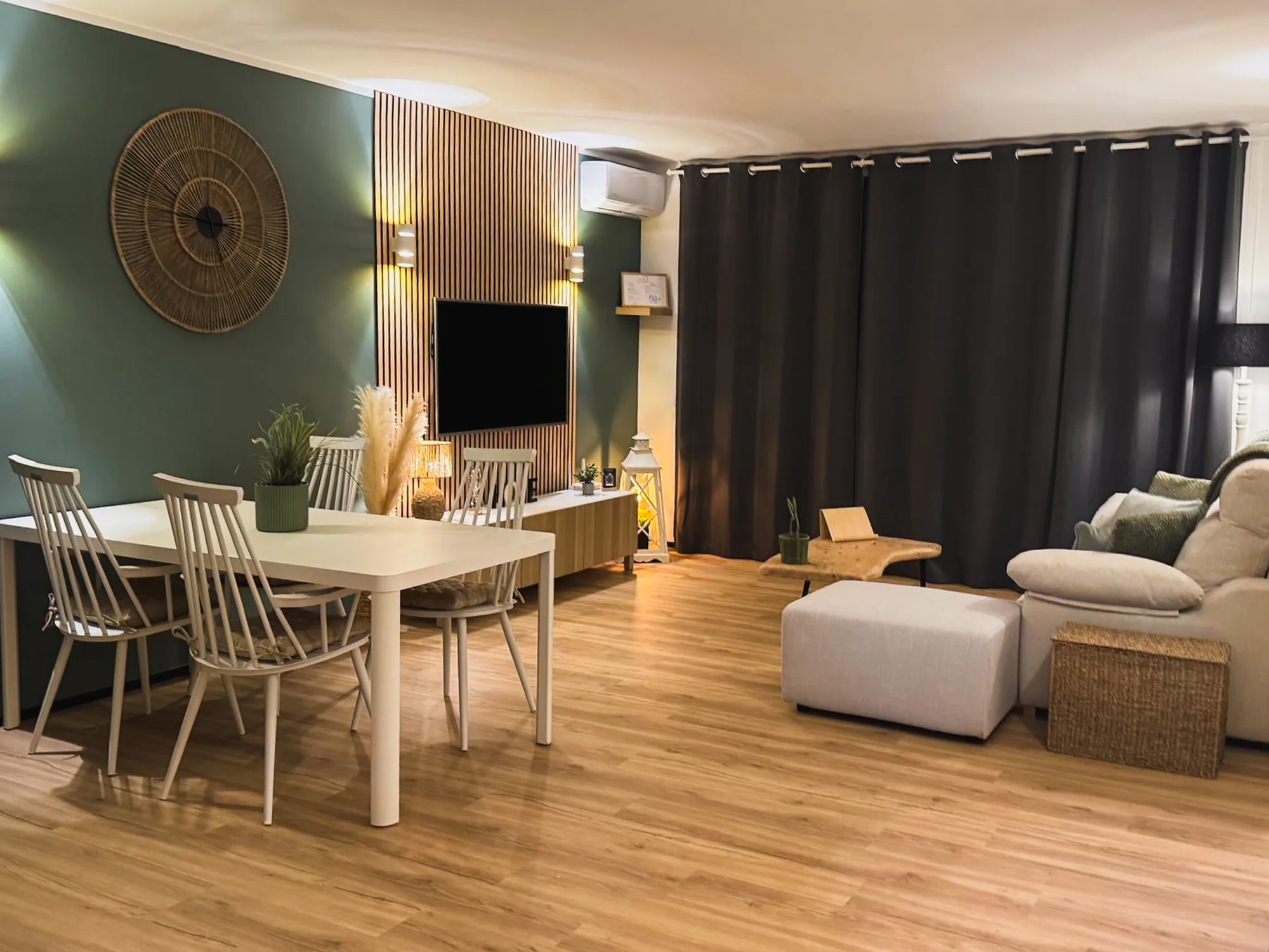 Salle à manger et coin salon de l'appartement