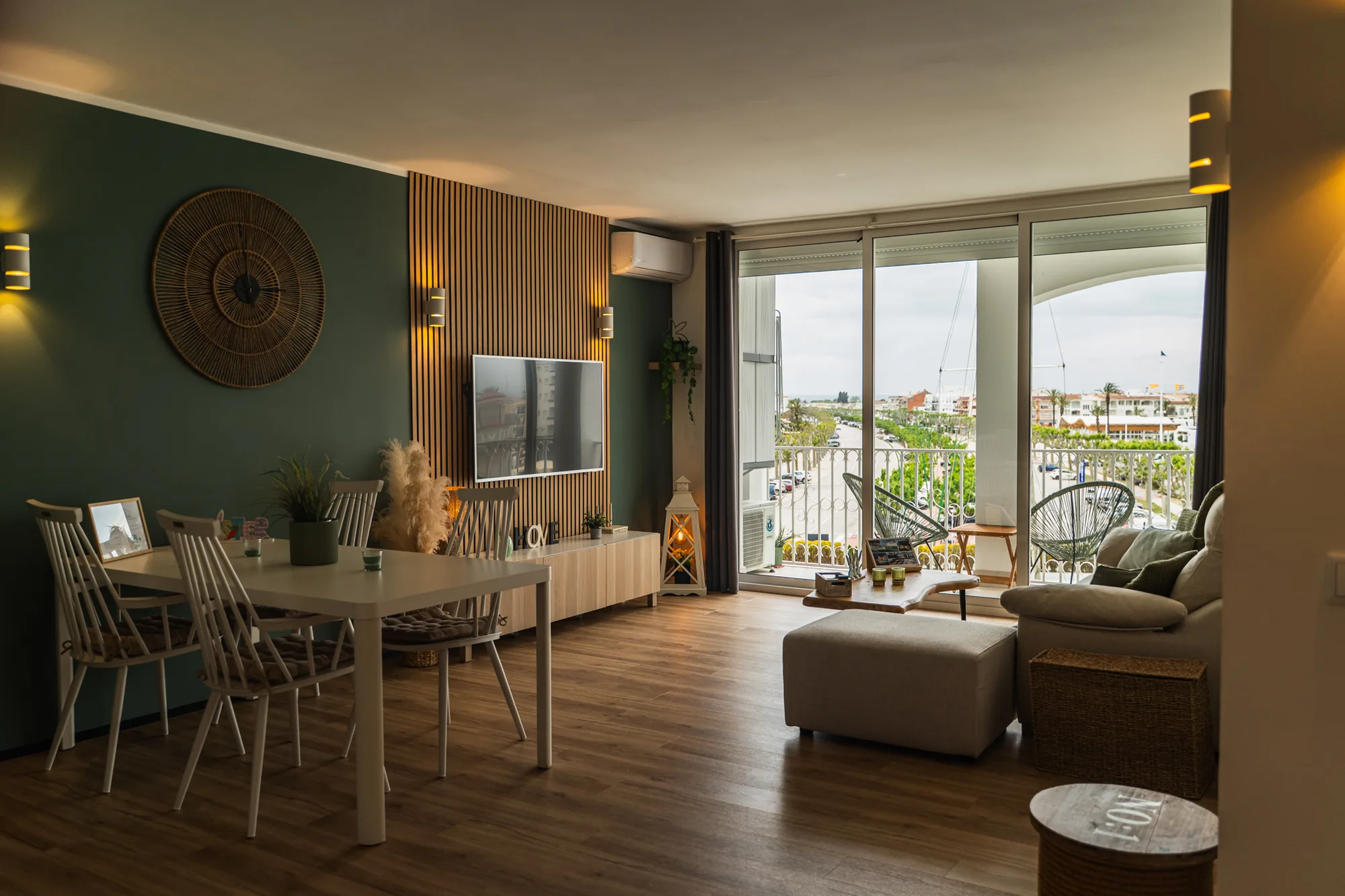 Vue d'ensemble du salon et de la salle à manger de l'appartement