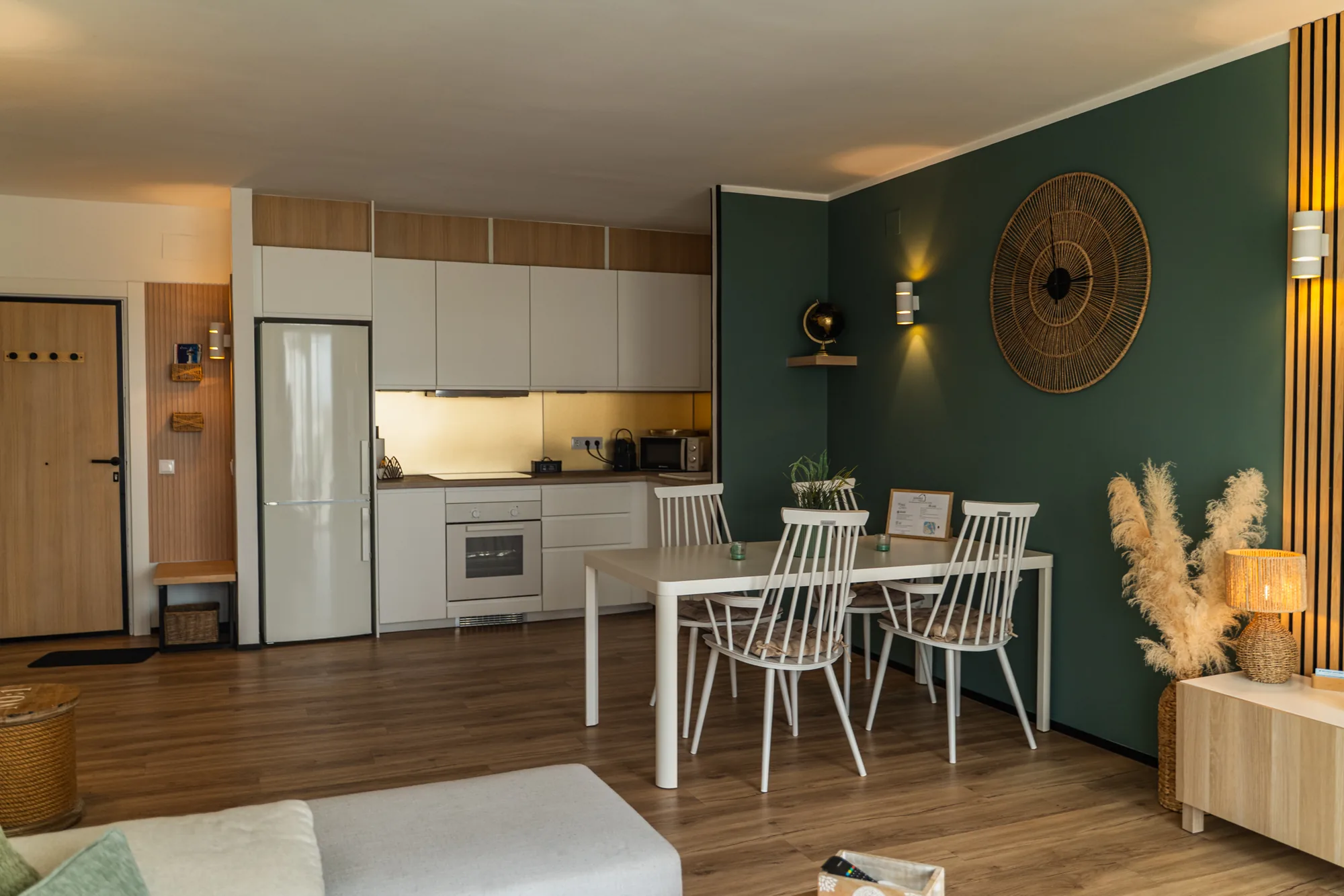 Cuisine ouverte sur la salle à manger de l'appartement