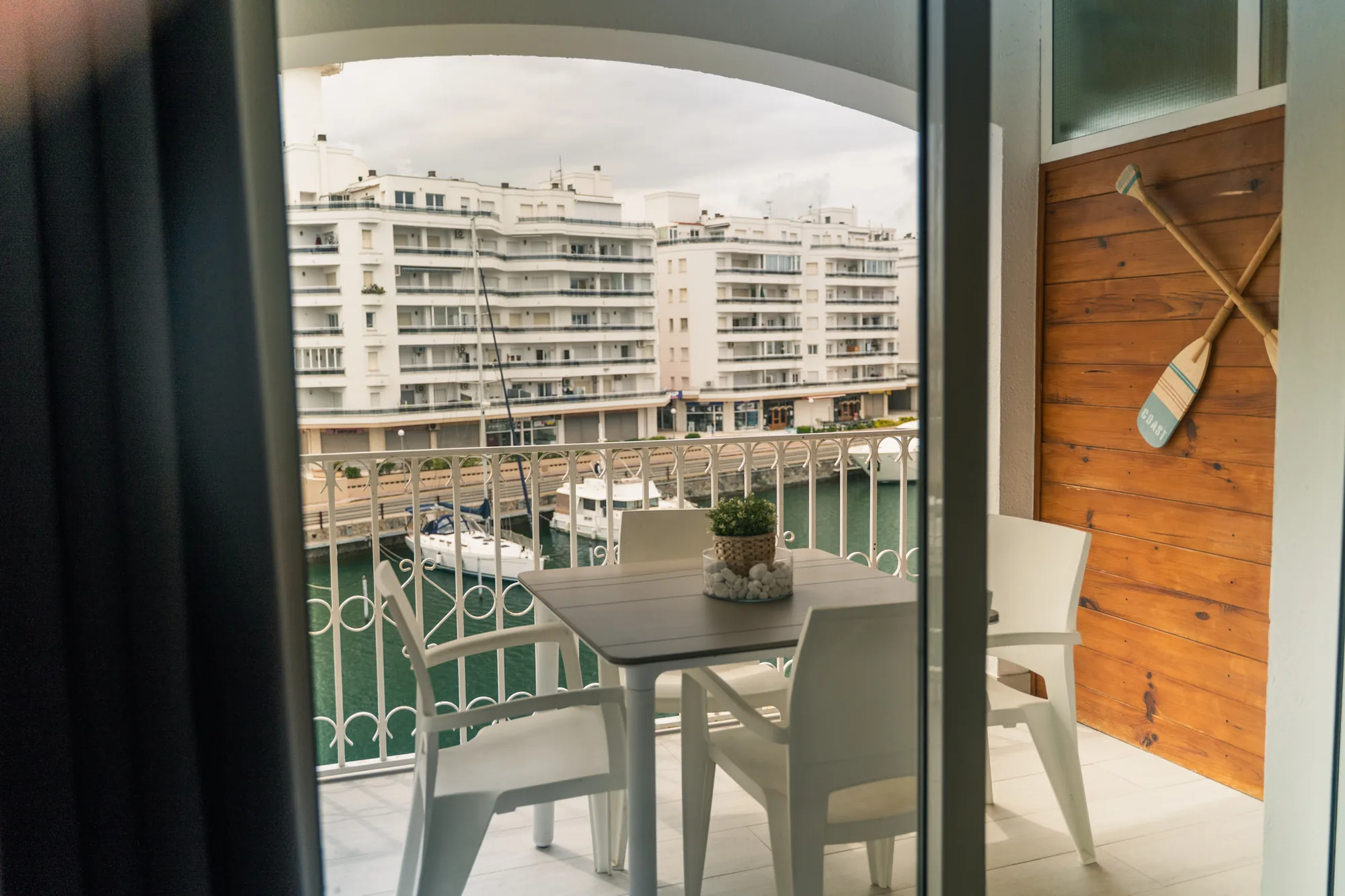 Balcon de l'appartement avec vue sur la ville