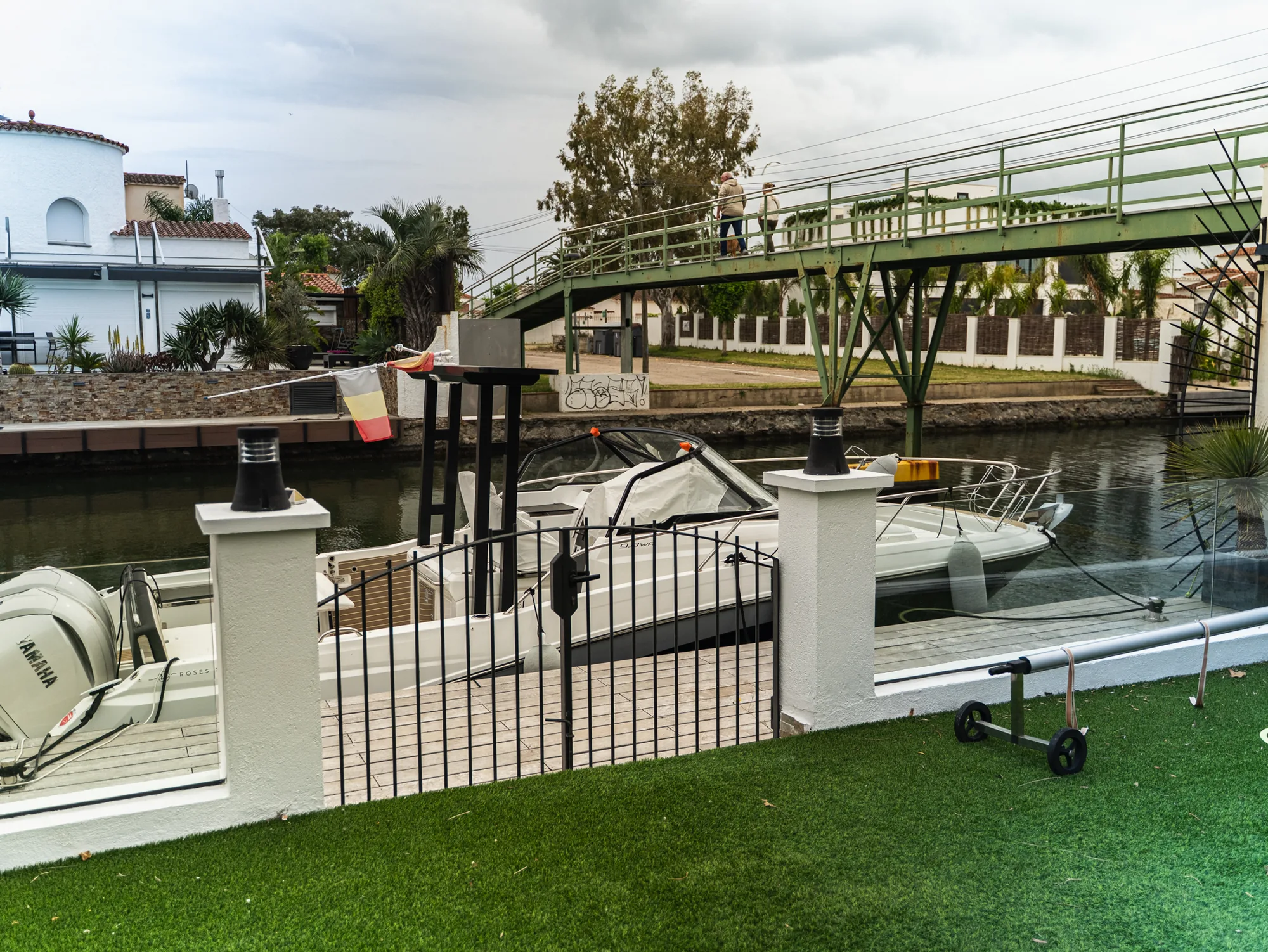 Vue de jour du canal et des bateaux à proximité de la villa