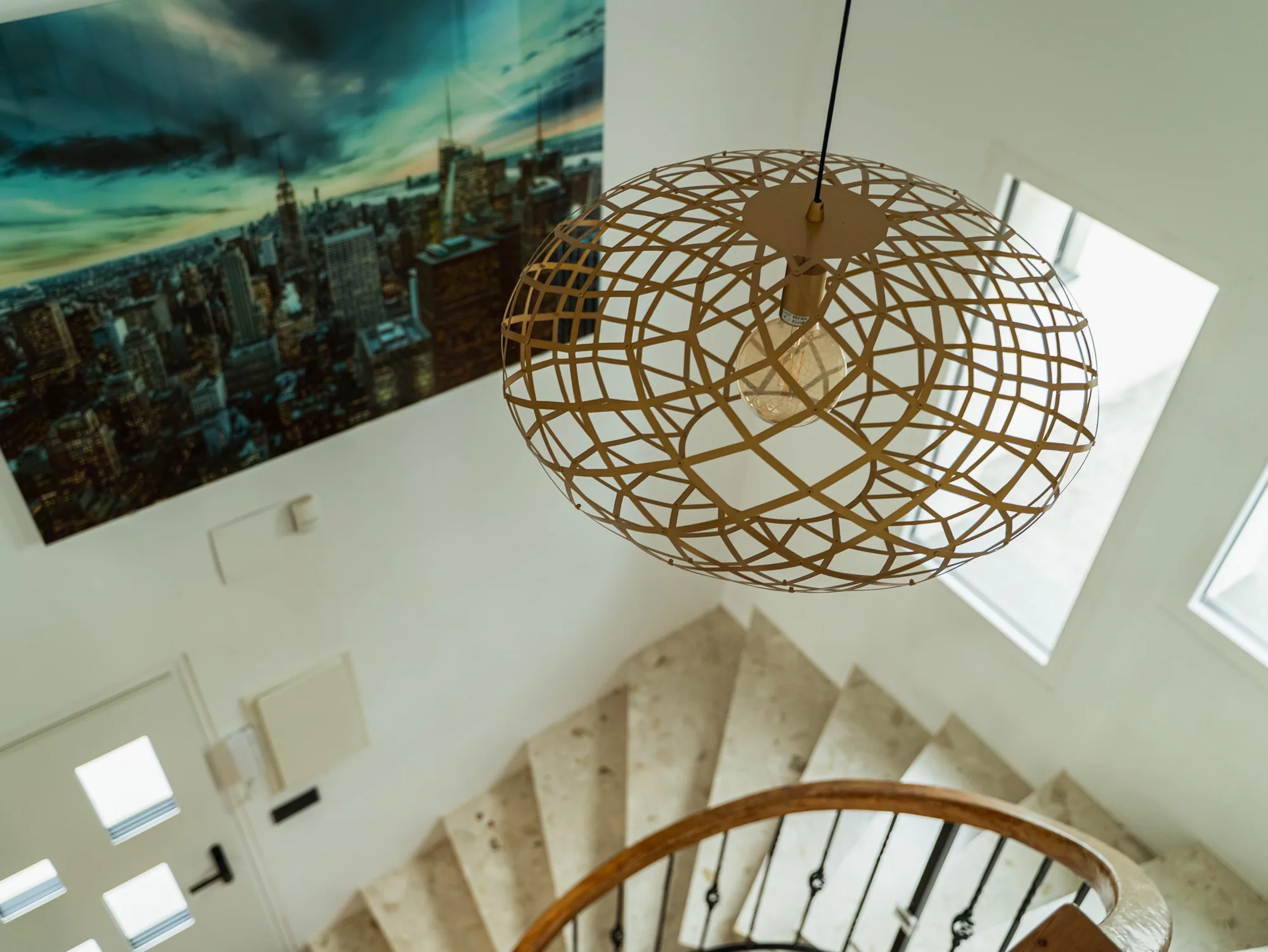 Cage d'escalier et suspension design de la villa