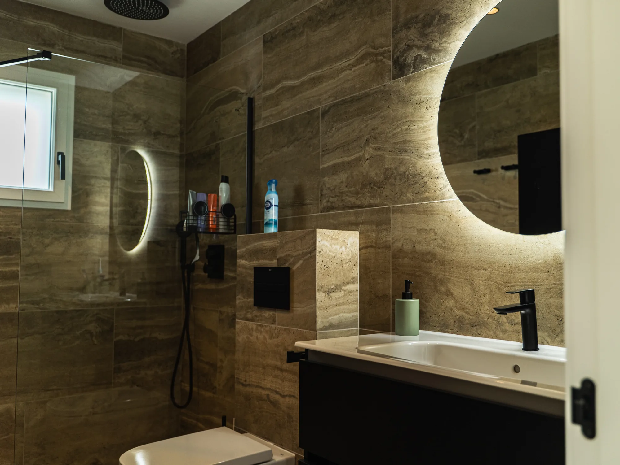 Salle de bain contemporaine de la villa